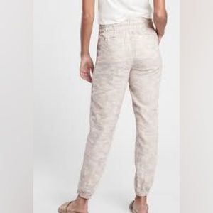 Athleta Camo Jogger 10T